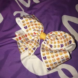 A clip on emoji bow!